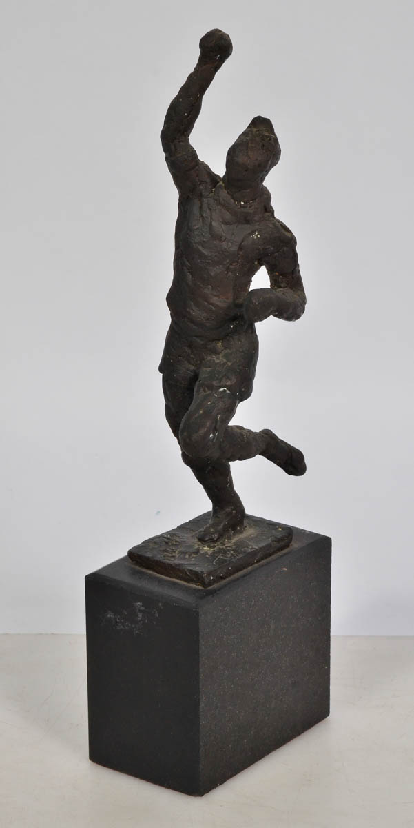 COZZO - Estatueta de bronze representando PELÉ. Alt. 40 cm. Assinada.