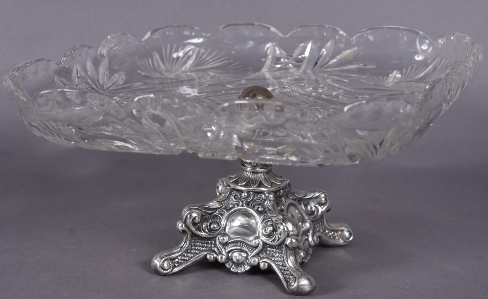 Fruteira de cristal europeu lapidado com prato feitio quadrangular e... - foto 1 de 5