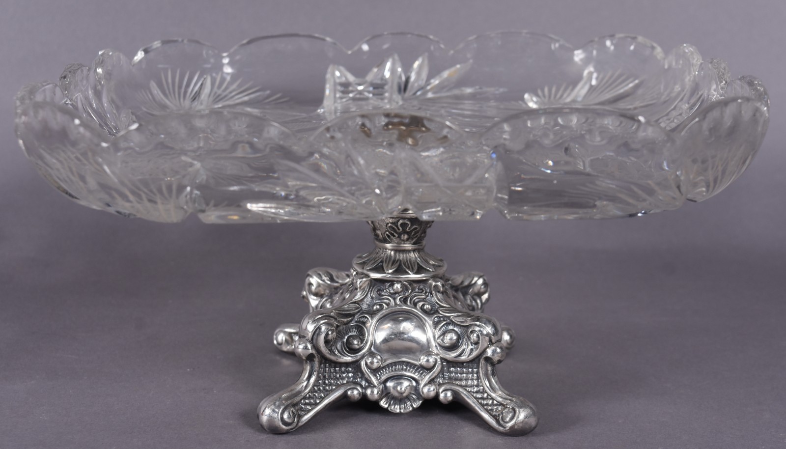 Fruteira de cristal europeu lapidado com prato feitio quadrangular e... - foto 2 de 5