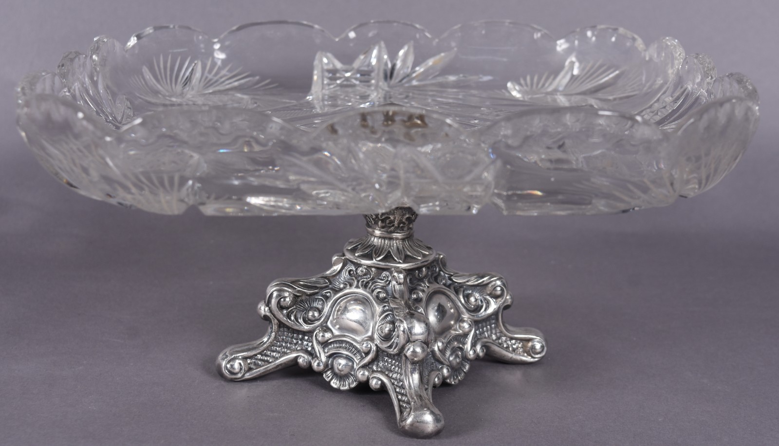 Fruteira de cristal europeu lapidado com prato feitio quadrangular e... - foto 3 de 5