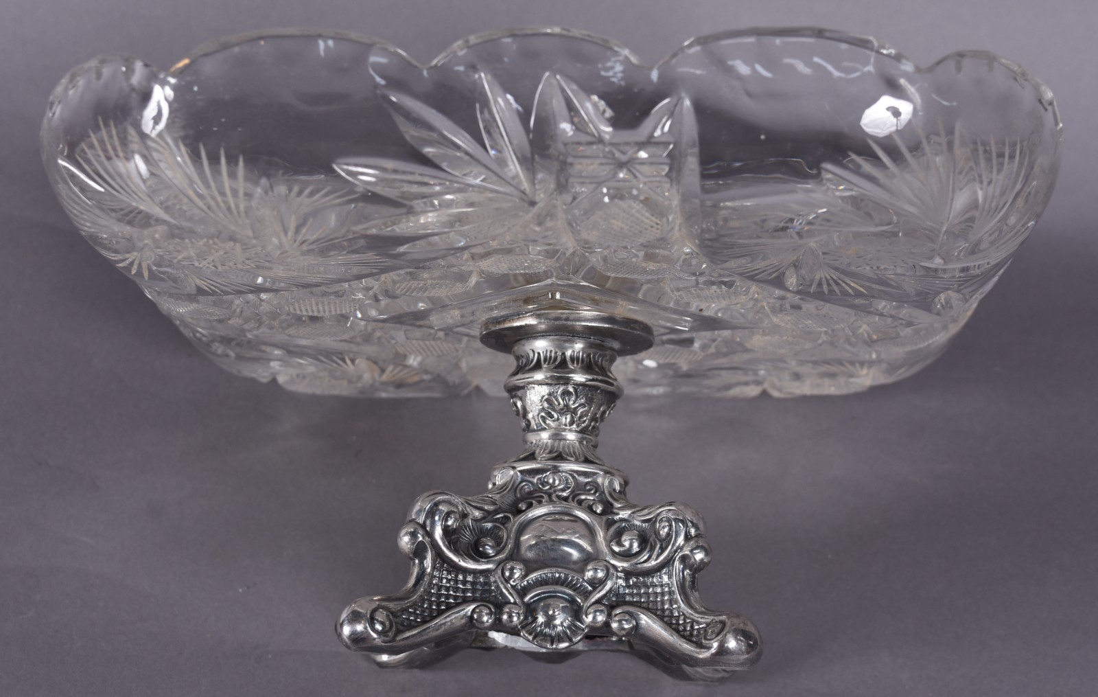 Fruteira de cristal europeu lapidado com prato feitio quadrangular e... - foto 4 de 5