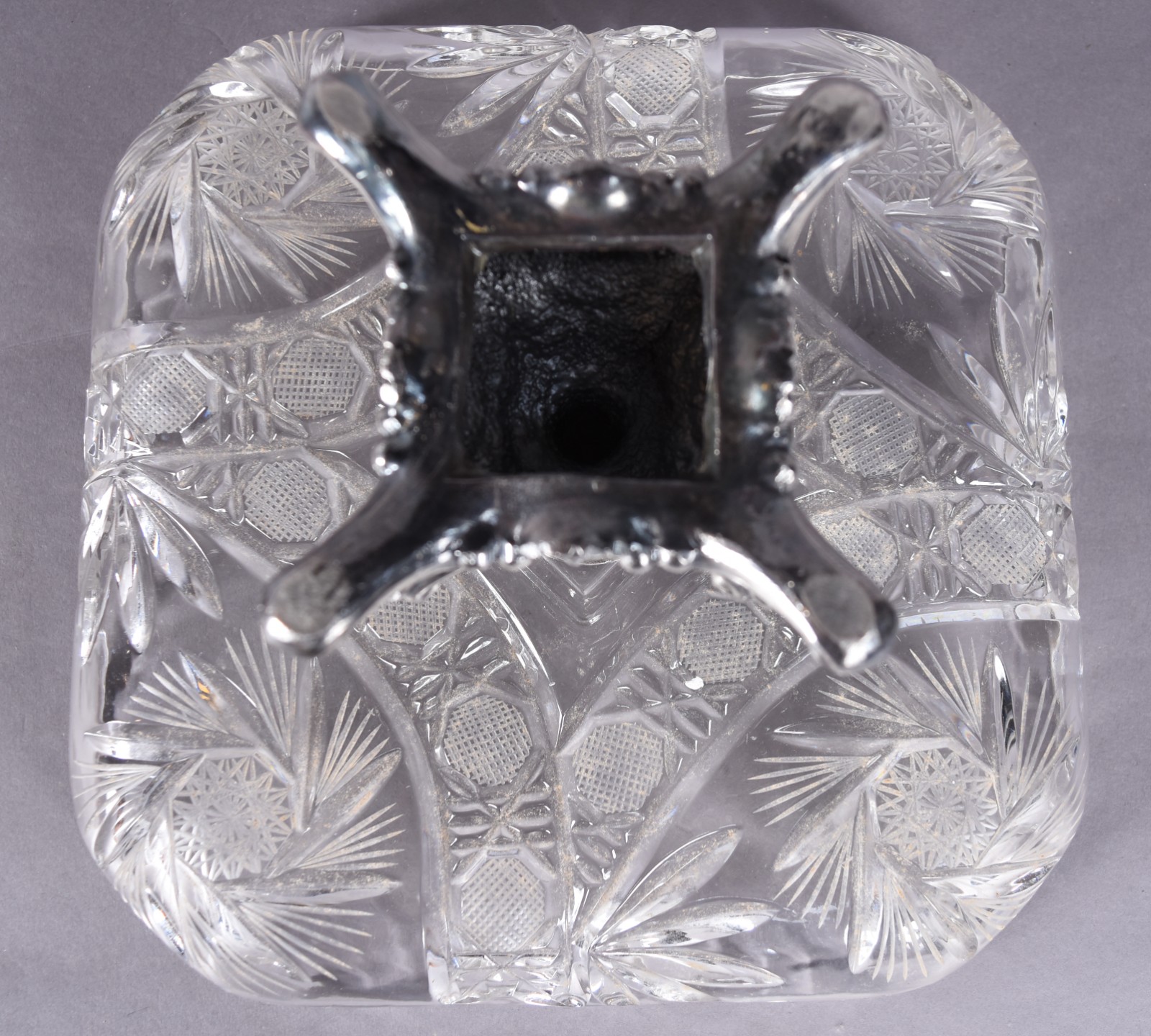 Fruteira de cristal europeu lapidado com prato feitio quadrangular e... - foto 5 de 5