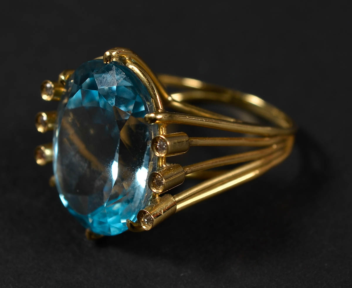 Anel de ouro amarelo 18 k com pedra topázio e 6 brilhantes, na cor...