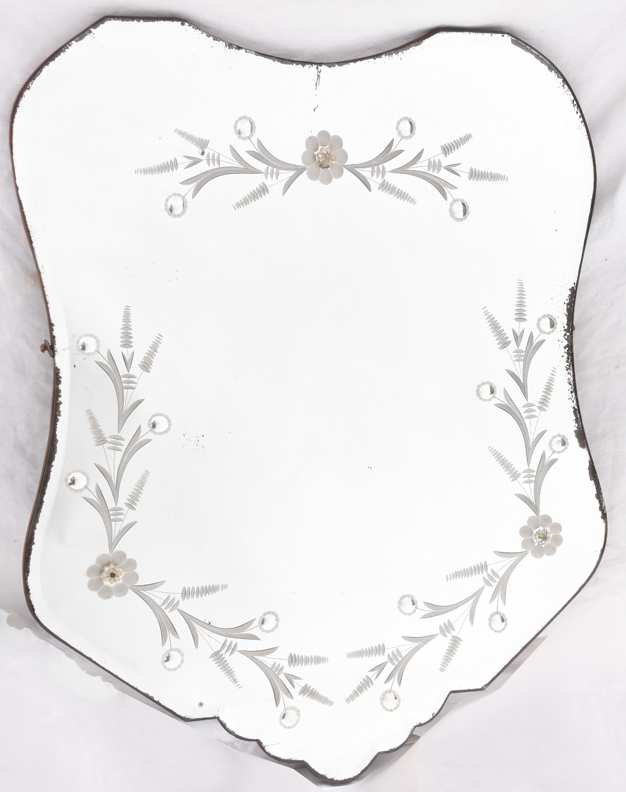 Espelho de cristal, borda recortada, decoração floral lapidada nas... - foto 1 de 3