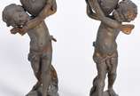 Par de figuras de metal representando anjos com... - Par de figuras de metal representando anjos com cântaros.