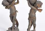 Par de figuras de metal representando anjos com... - Par de figuras de metal representando anjos com cântaros.