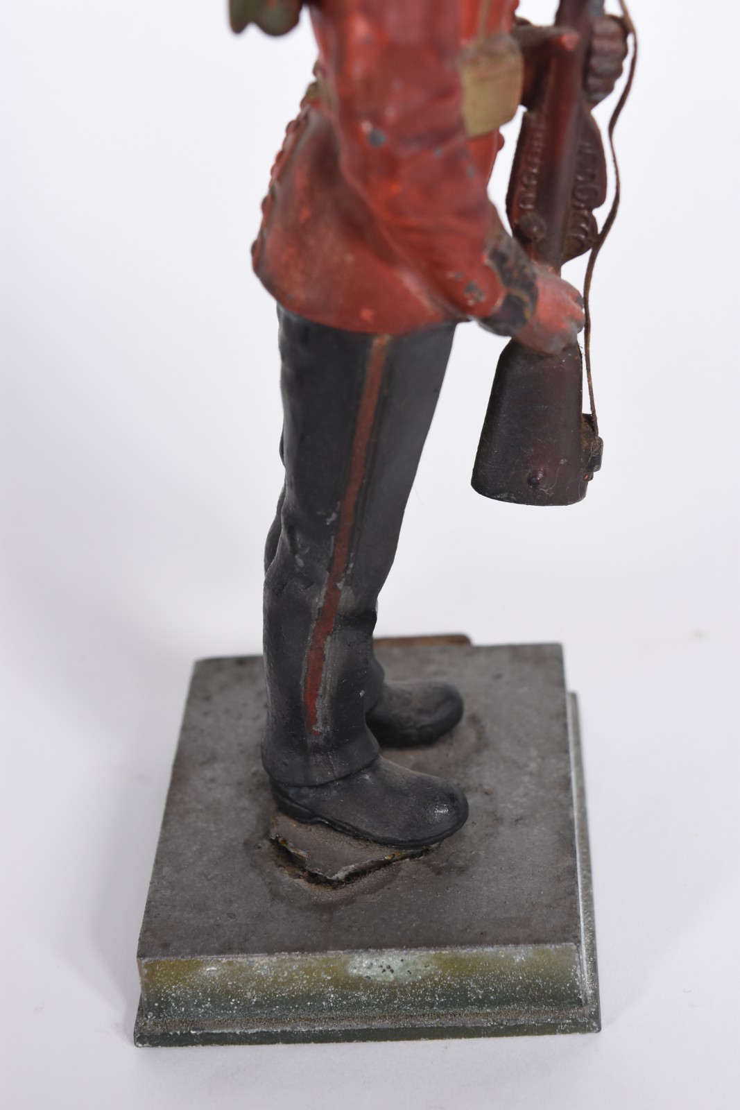 Cinco estatuetas de metal representando "soldados". - foto 5 de 10