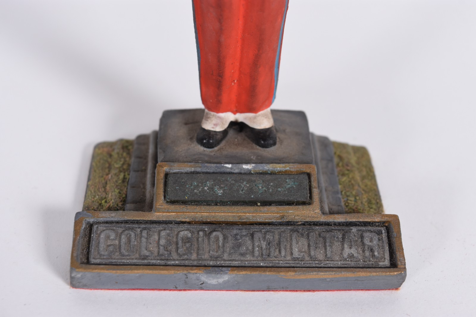 Cinco estatuetas de metal representando "soldados". - foto 9 de 10