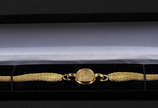 Relógio feminino Patek Philippe, com pulseira d... - Relógio feminino Patek Philippe, com pulseira de ouro 18 k, funcionando, PESO TOTAL: 28 GR. Acompanha caixa.