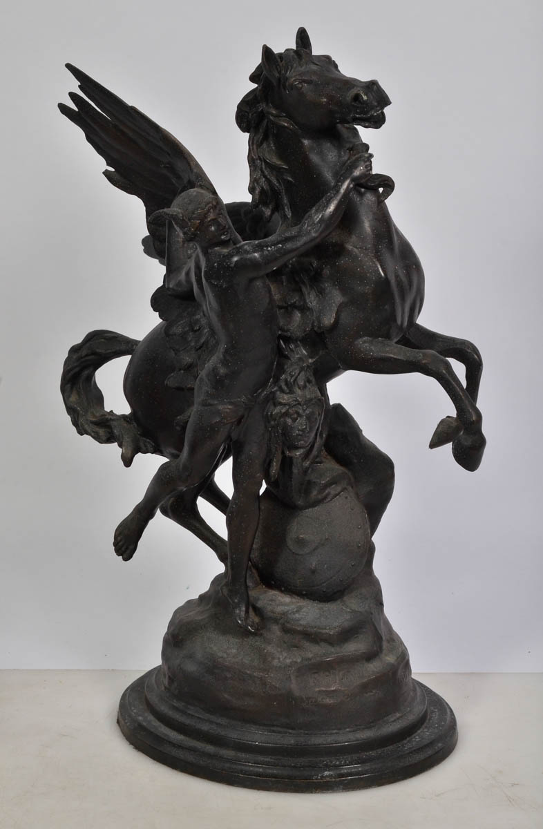 Escultura de petit bronze, representando cavalo. Alt. 76 cm.