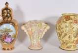 Três peças diversas, sendo: dois vasos de faian... - Três peças diversas, sendo: dois vasos de faiança inglesa "TUSCAN decoro pottery", decorados com flores em policromia e, potiche de porcelana Do...