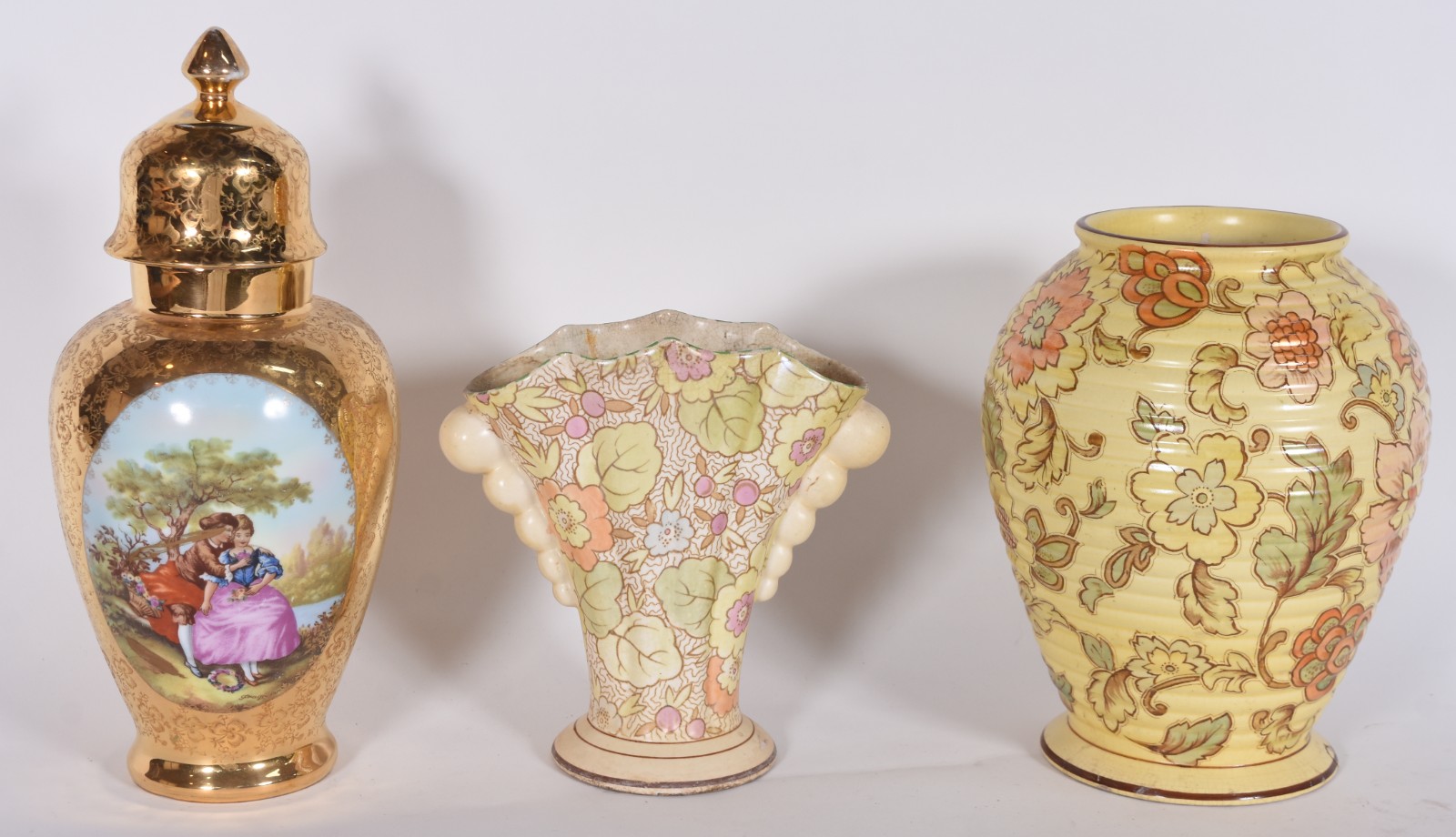 Três peças diversas, sendo: dois vasos de faiança inglesa "TUSCAN... - foto 1 de 6