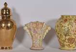 Três peças diversas, sendo: dois vasos de faian... - Três peças diversas, sendo: dois vasos de faiança inglesa "TUSCAN decoro pottery", decorados com flores em policromia e, potiche de porcelana Do...