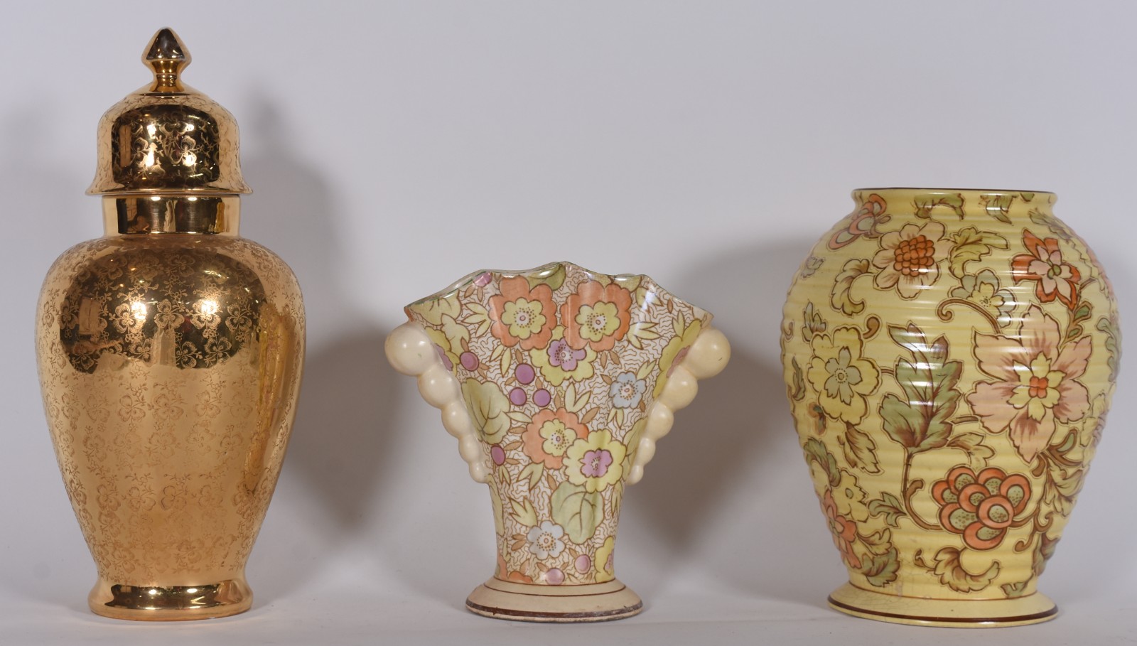 Três peças diversas, sendo: dois vasos de faiança inglesa "TUSCAN... - foto 2 de 6