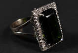 Anel de ouro 18k com turmalina, na cor verde, d... - Anel de ouro 18k com turmalina, na cor verde, de 8 carats e brilhantes de 0,80 carats. Peso total: 8,0 gr - aro 18.