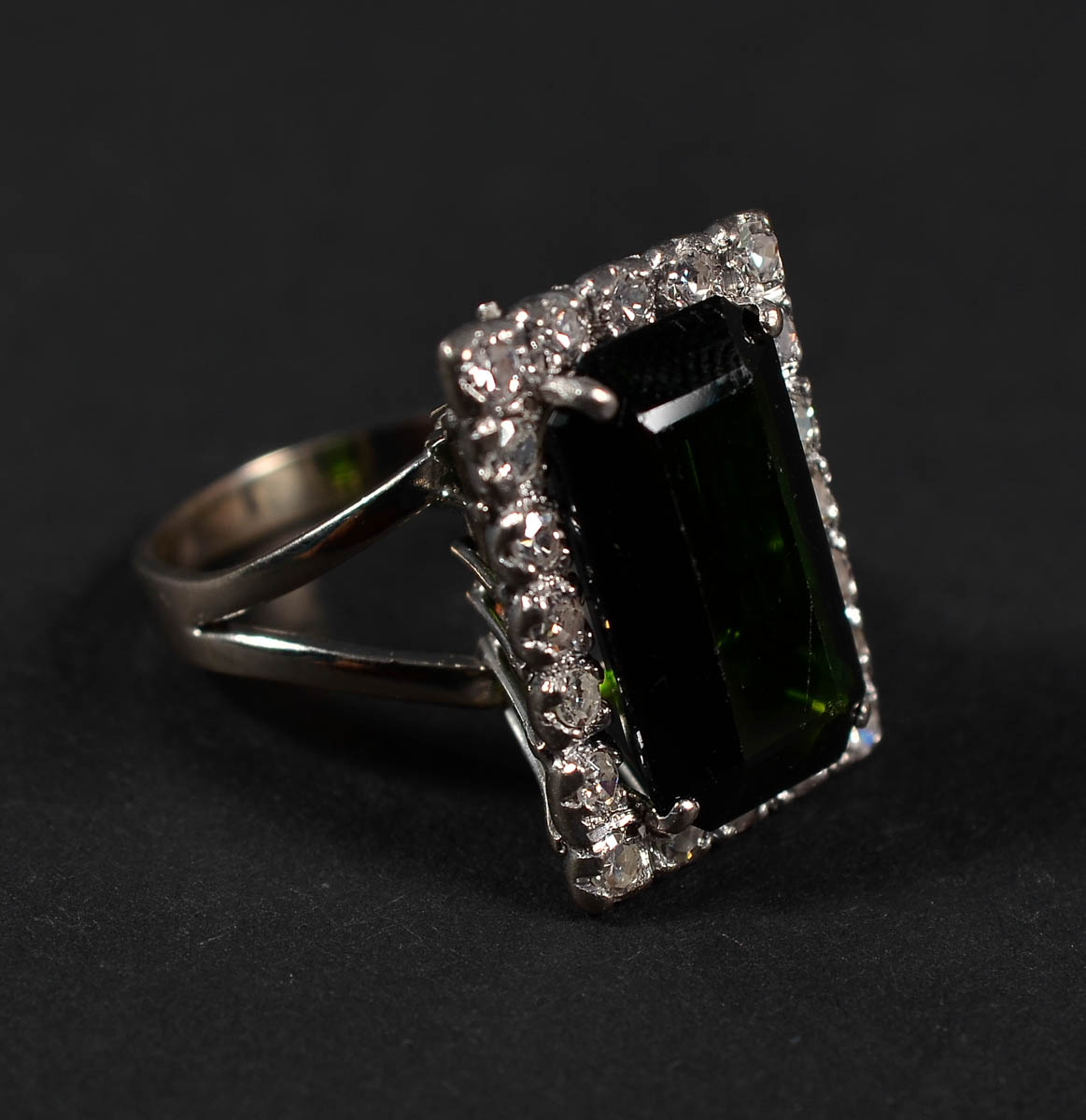 Anel de ouro 18k com turmalina, na cor verde, de 8 carats e...
