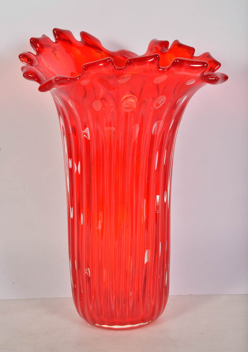 Vaso de murano, na cor vermelha com bolhas e frisos. Daim. 24 m; alt...