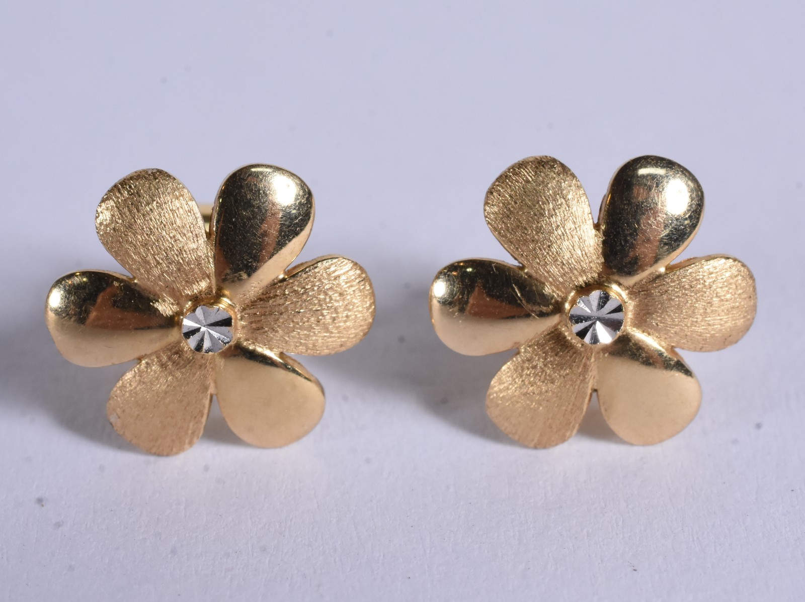 Par de brincos na forma de flor de ouro 18k, contraste 750 (Por... - foto 1 de 6