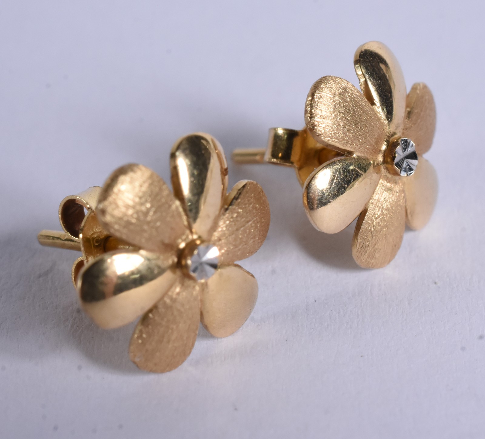 Par de brincos na forma de flor de ouro 18k, contraste 750 (Por... - foto 2 de 6