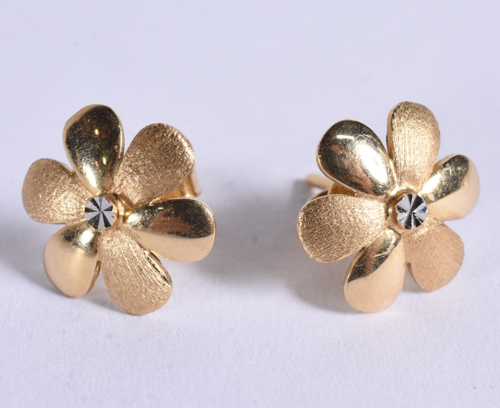 Par de brincos na forma de flor de ouro 18k, contraste 750 (Por... - foto 3 de 6