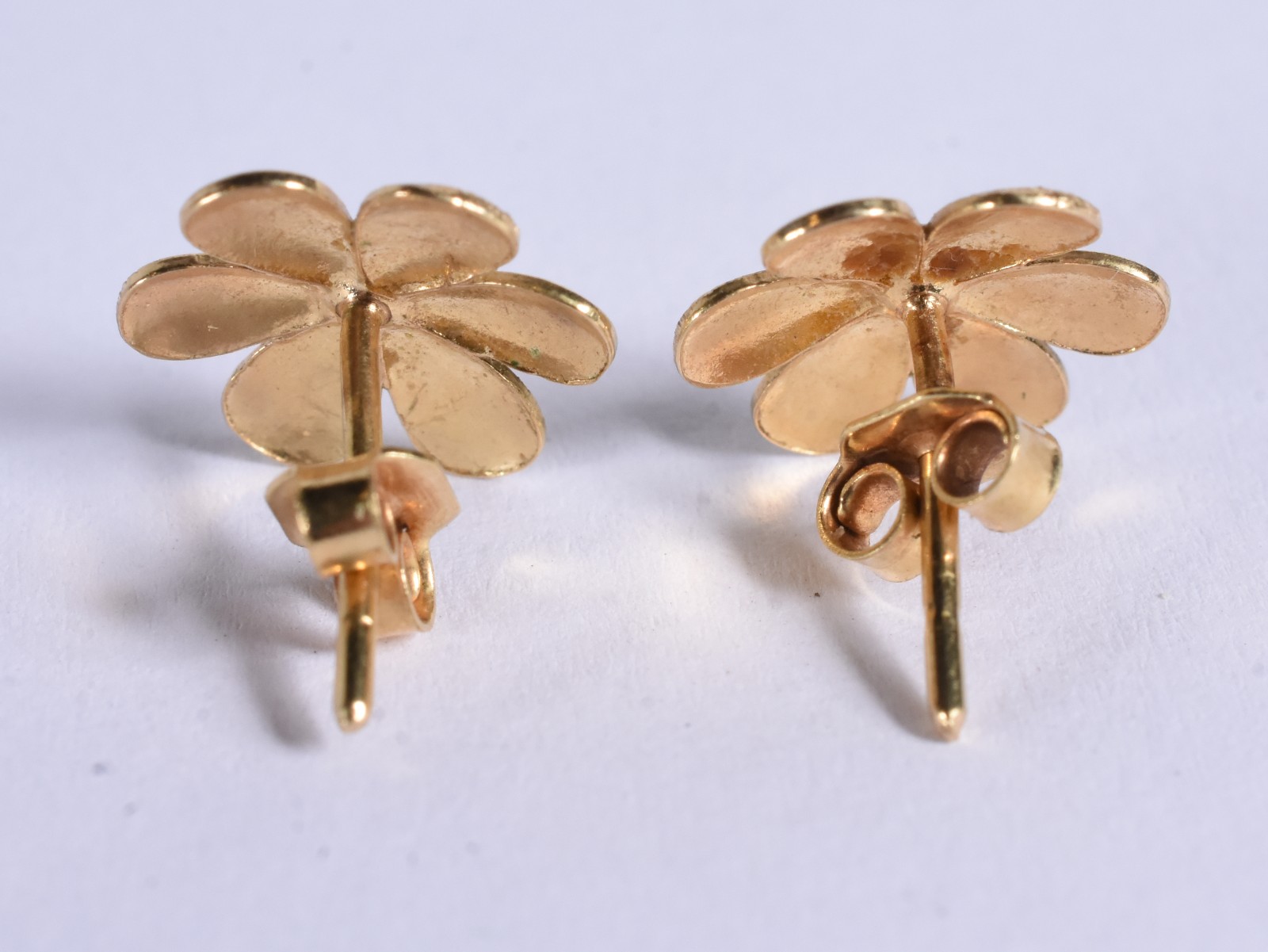 Par de brincos na forma de flor de ouro 18k, contraste 750 (Por... - foto 4 de 6