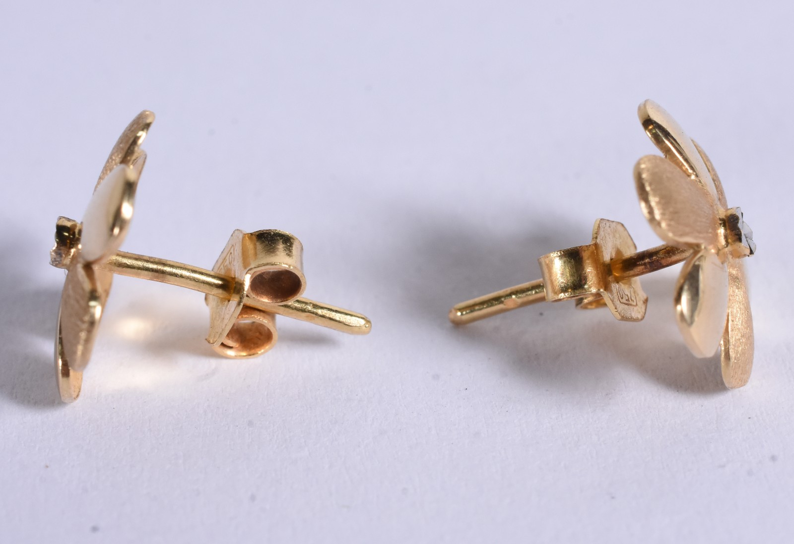 Par de brincos na forma de flor de ouro 18k, contraste 750 (Por... - foto 5 de 6