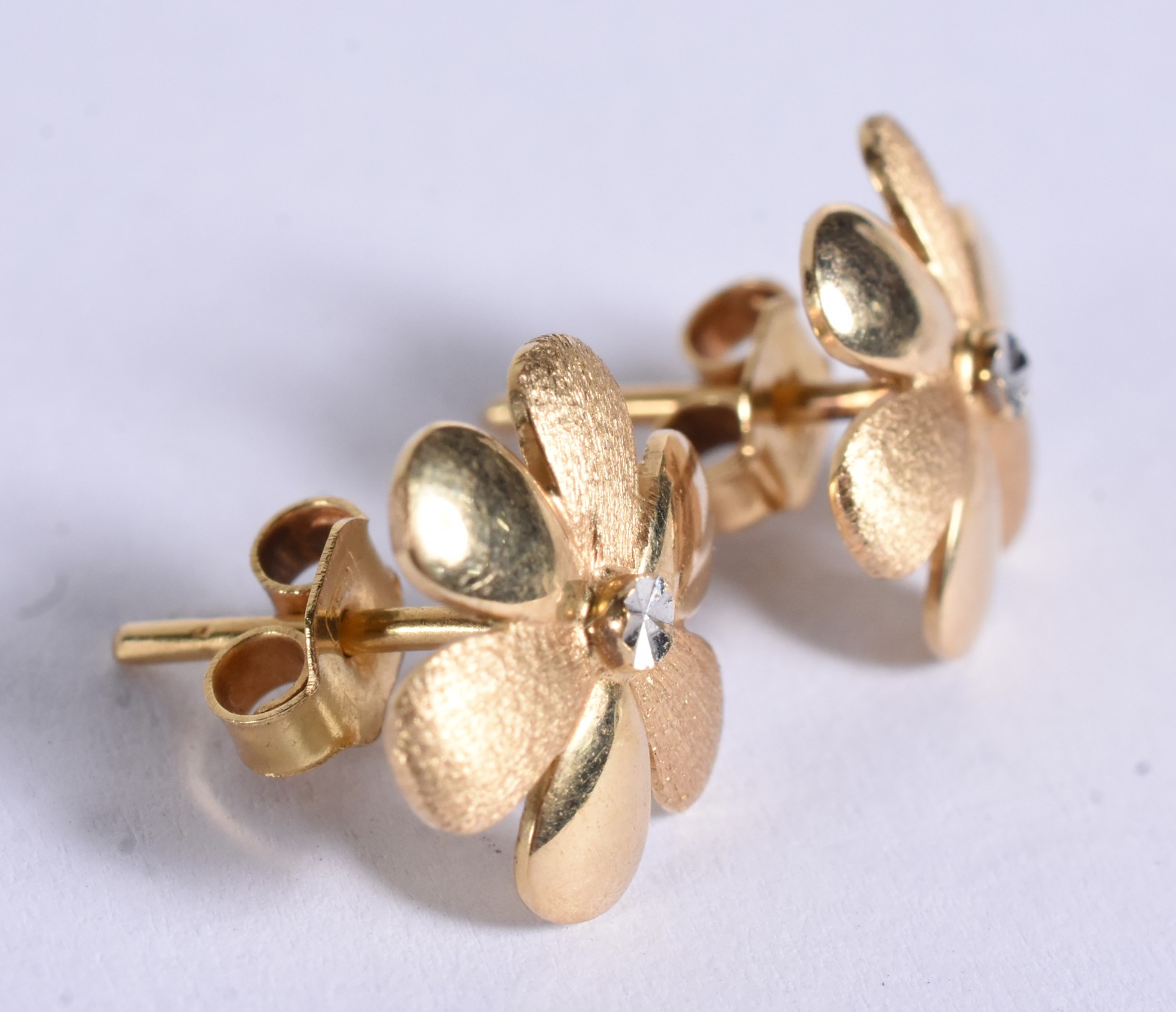 Par de brincos na forma de flor de ouro 18k, contraste 750 (Por... - foto 6 de 6