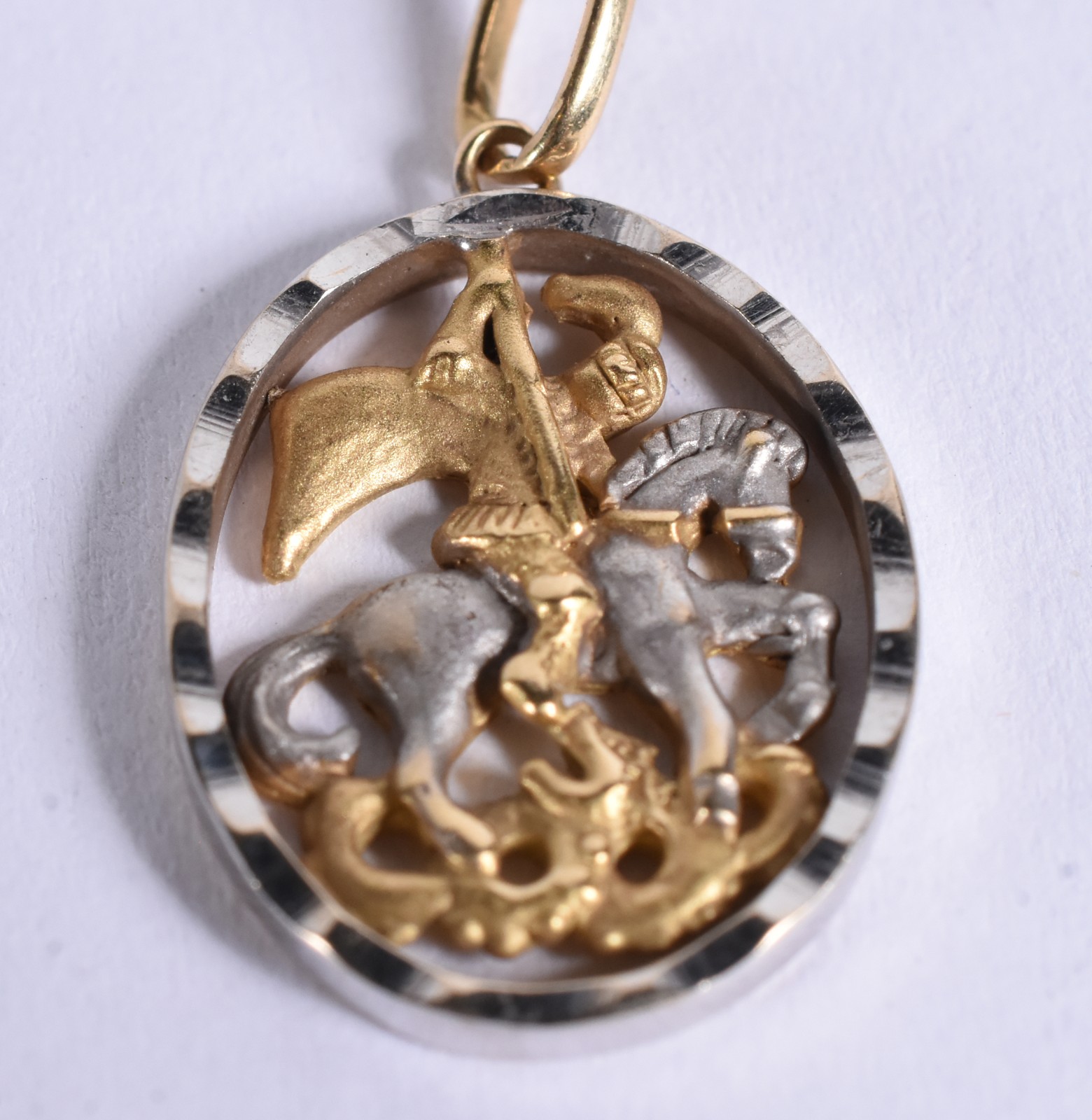 Gargantilha de ouro branco e pingente de São Jorge (Por motivos de... - foto 1 de 7