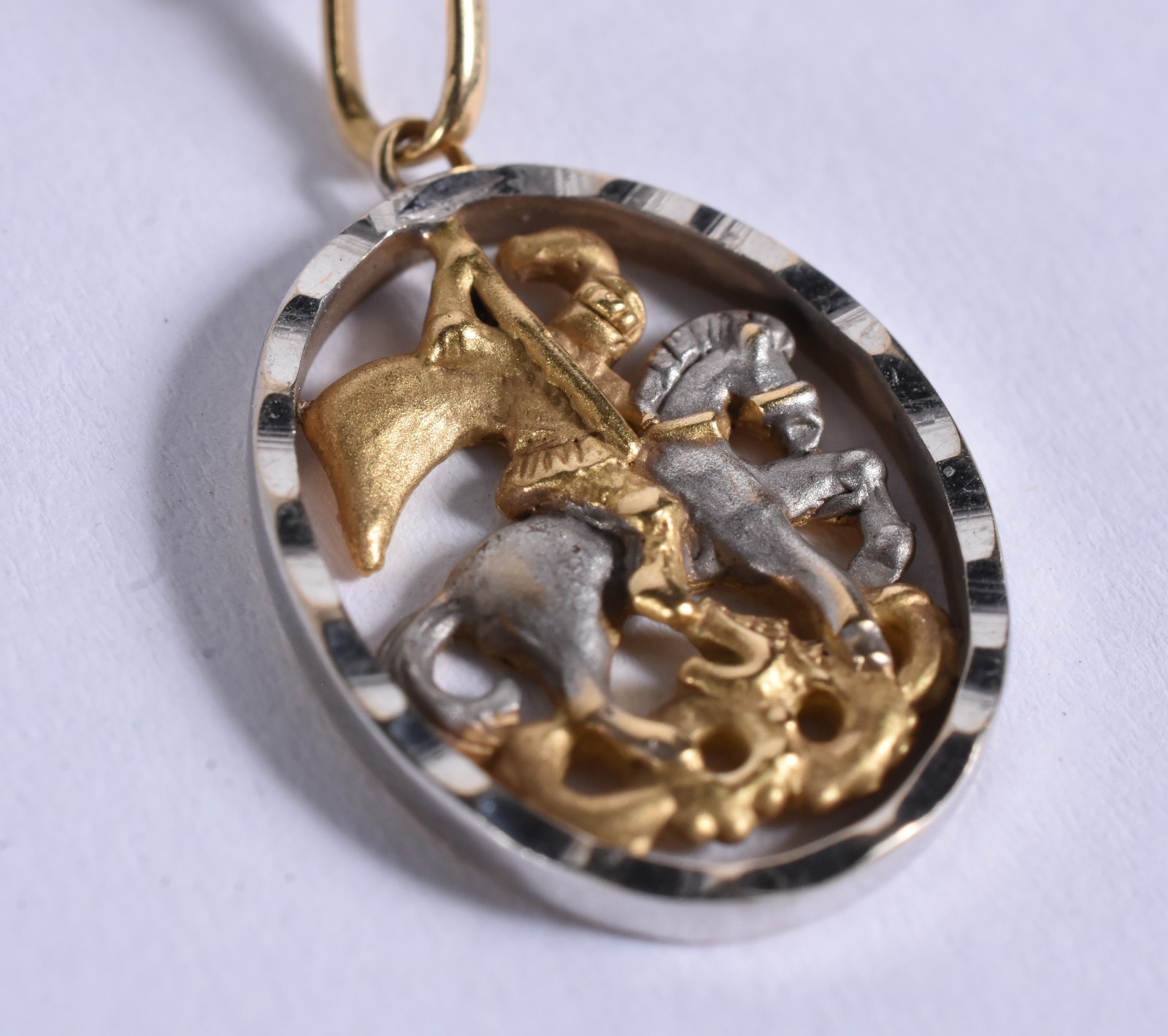 Gargantilha de ouro branco e pingente de São Jorge (Por motivos de... - foto 2 de 7