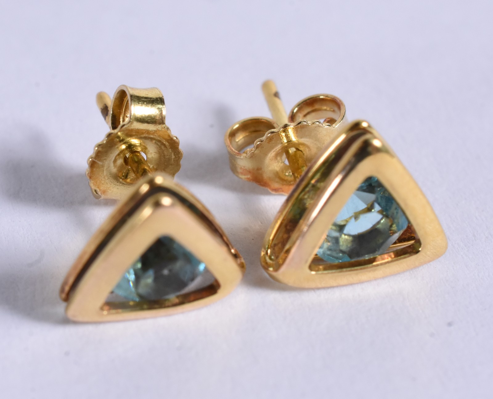 Par de brincos de ouro 18 k na forma de triângulo e pedras azuis (Por... - foto 2 de 6