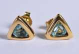 Par de brincos de ouro 18 k na forma de triângu... - Par de brincos de ouro 18 k na forma de triângulo e pedras azuis (Por motivos de segurança a peça não se encontra na loja)