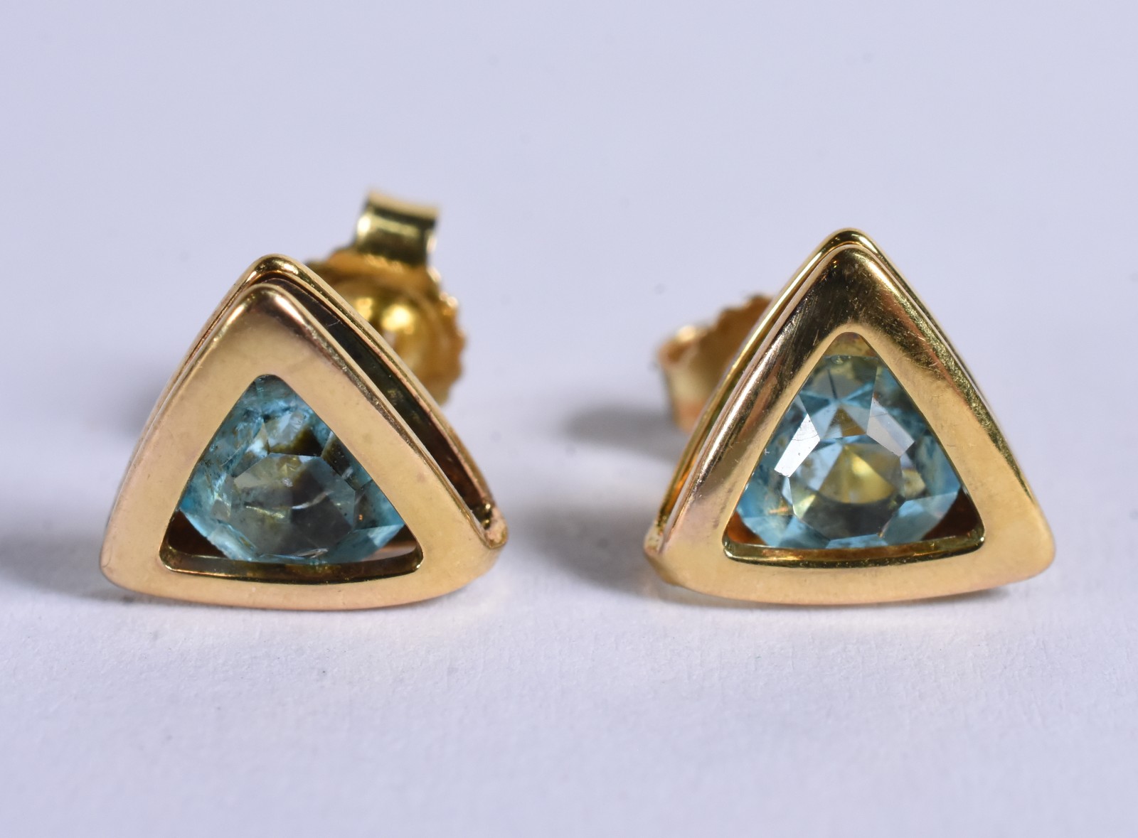 Par de brincos de ouro 18 k na forma de triângulo e pedras azuis (Por... - foto 1 de 6
