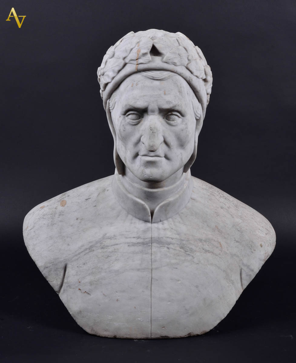 DANTE ALIGHIERI - Escultura de mármore. Larg. 52 cm - alt. 58 cm.