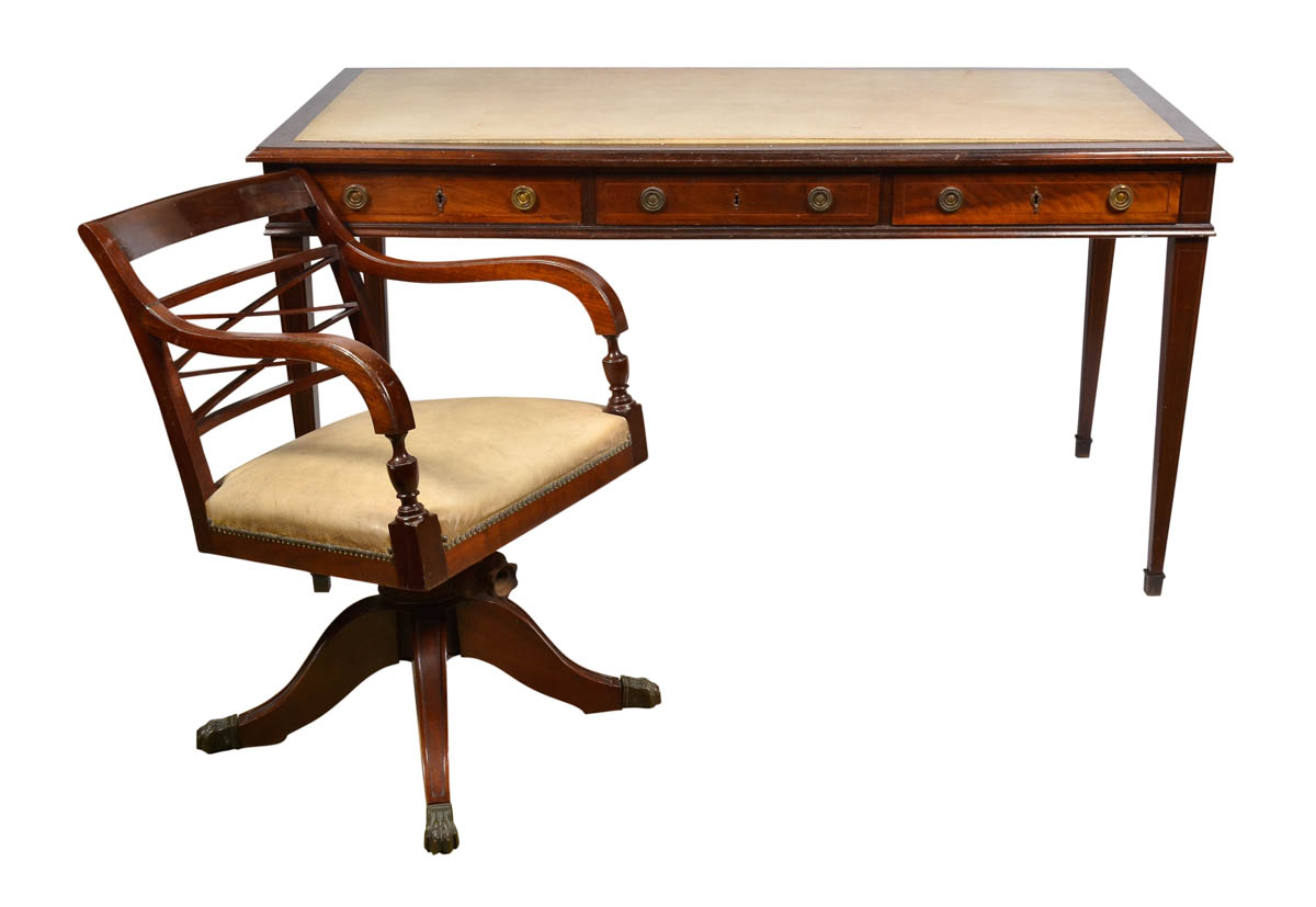 Mesa de escritório estilo inglês c/ 3 gavetas, pernas retas filetadas...