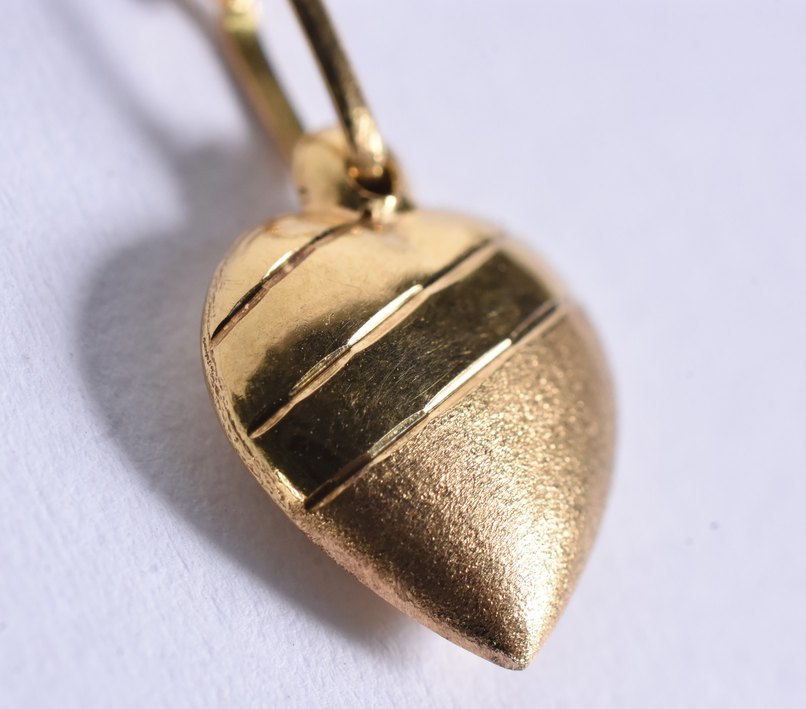 Gargantilha de ouro 18 k, contraste 750 e pingente coração (Por... - foto 2 de 5