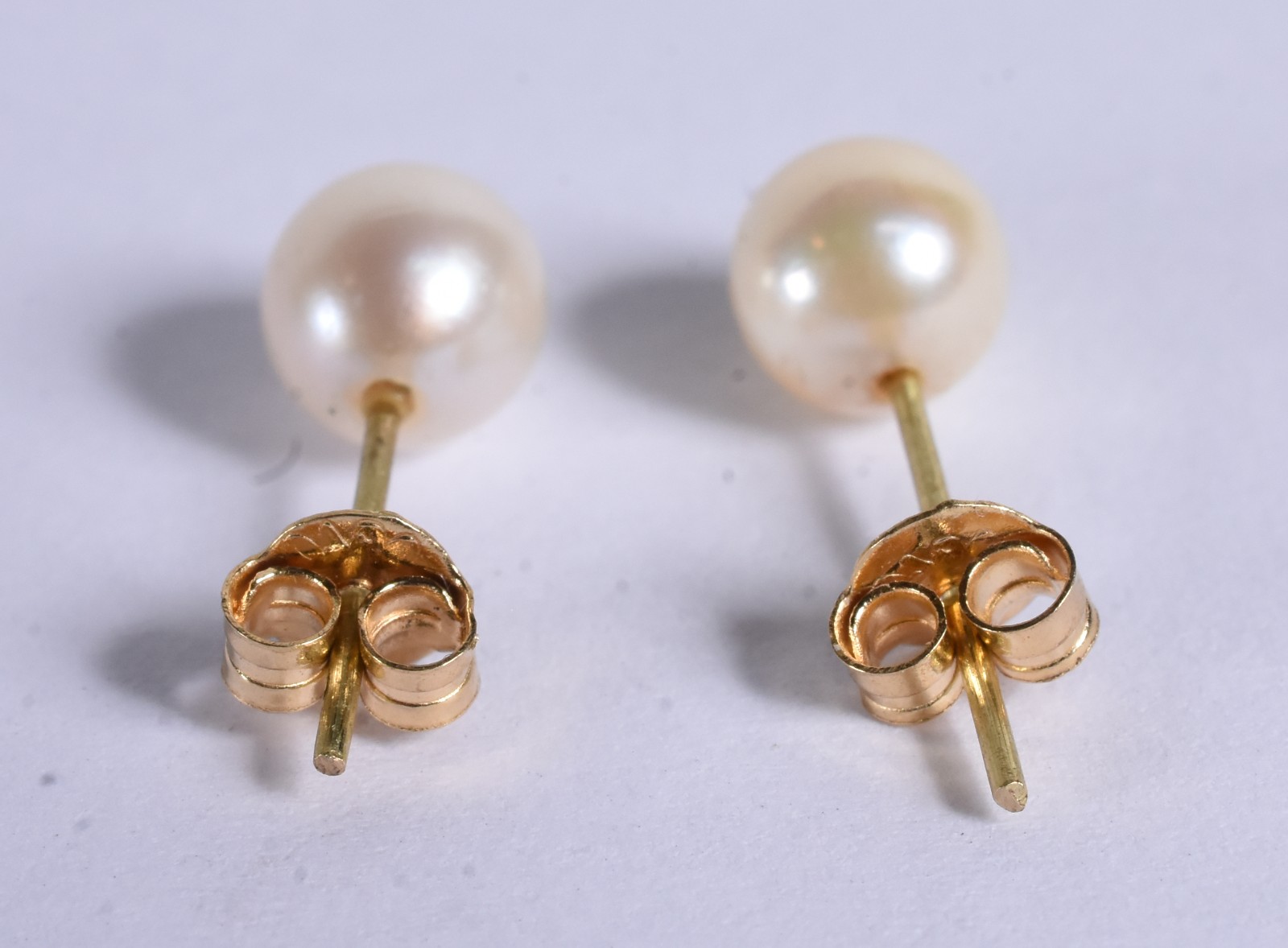 Par de brinco de ouro 18k, contraste 750 e 2 perolas (Por motivos de... - foto 5 de 6