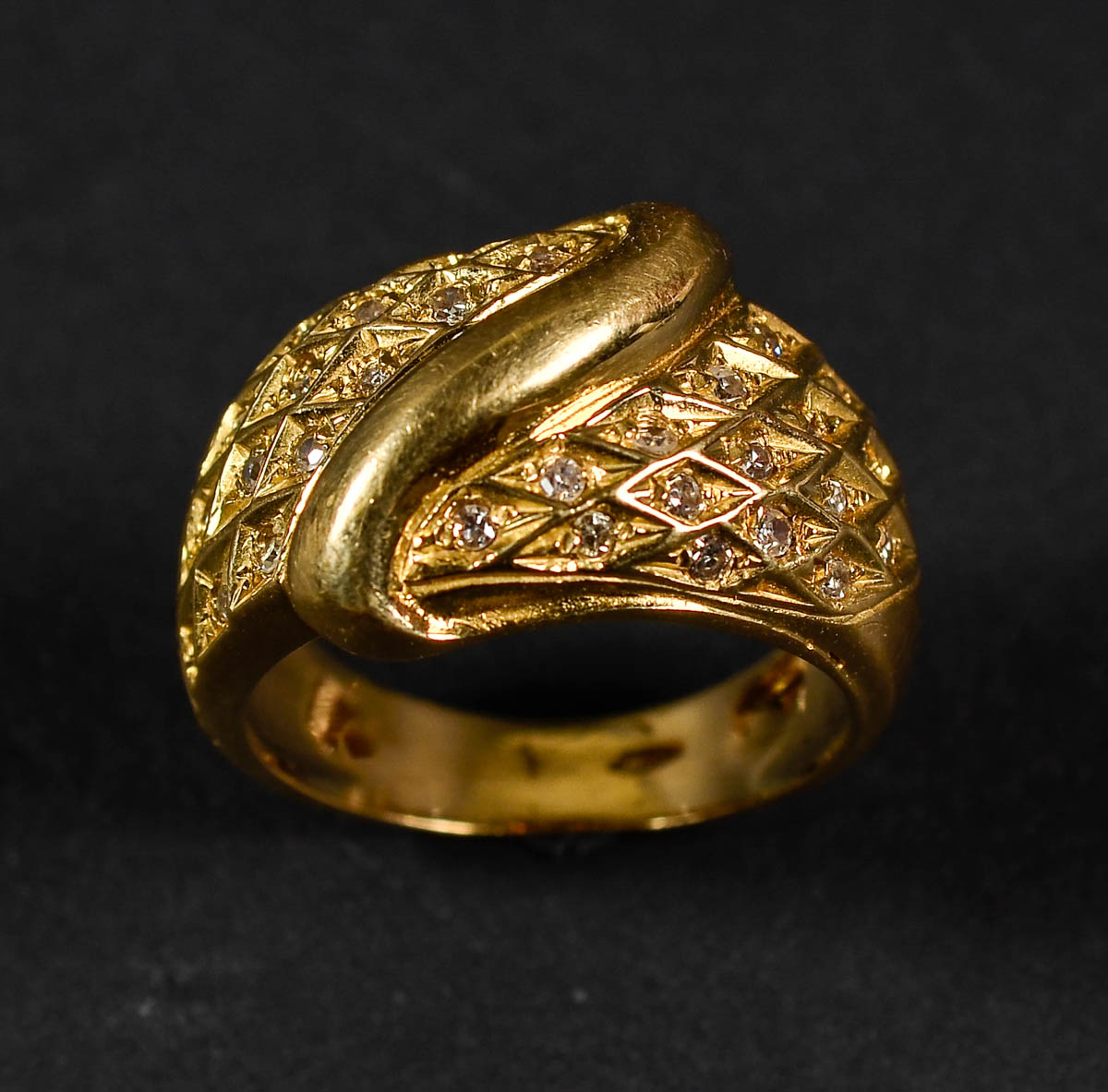 Anel de ouro 18 k com brilhantes. Peso total: 9,2 gr - aro 19,5.