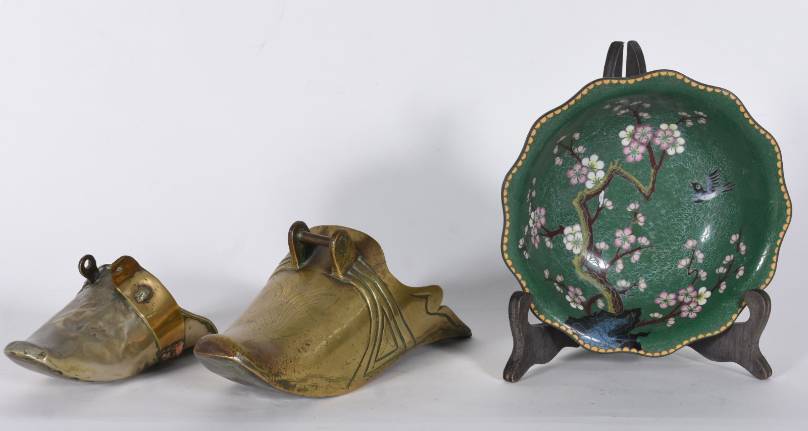 Diversas peças, sendo 2 sapatos de metal, bowl de cloisonné. - foto 1 de 6