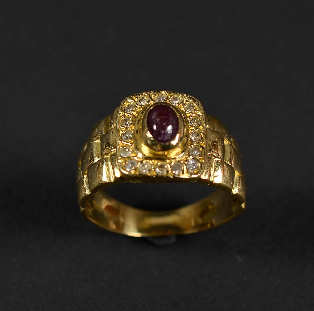 Anel ouro 18 k com rubi cabochan e brilhante. Peso total: 6,4 gr...