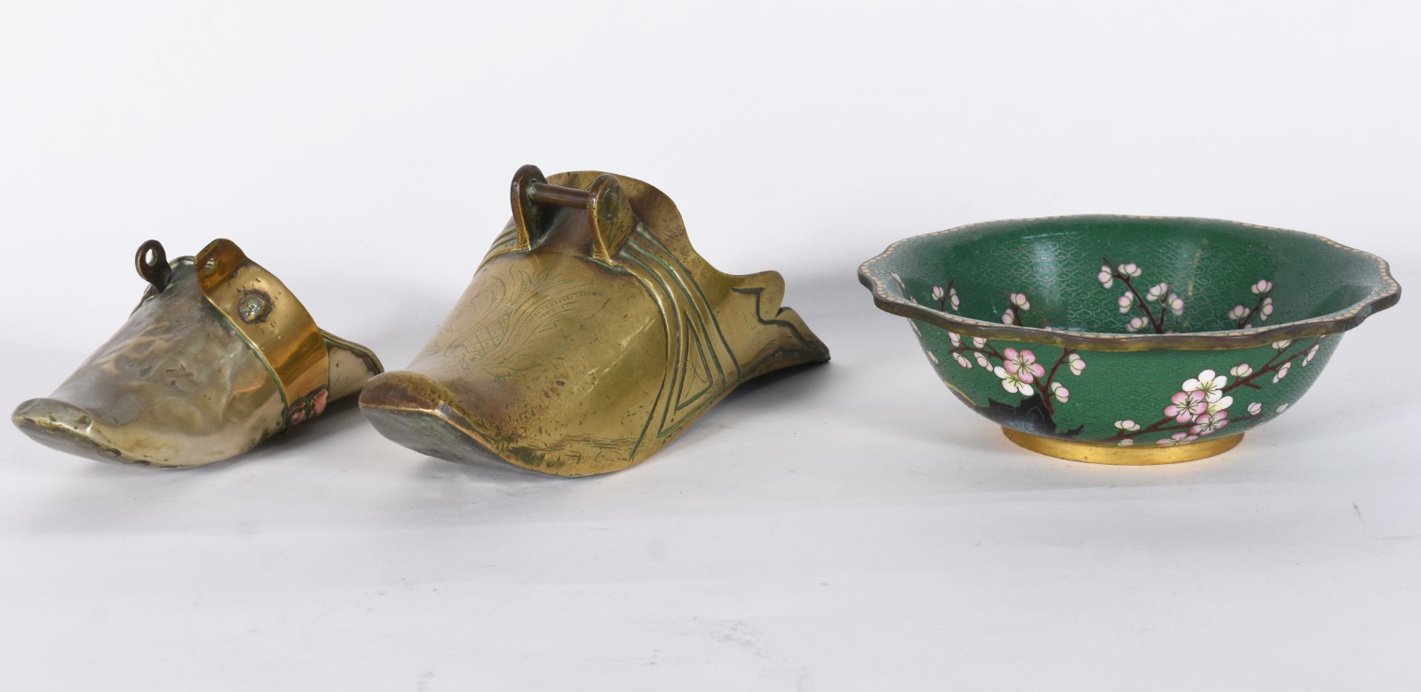 Diversas peças, sendo 2 sapatos de metal, bowl de cloisonné. - foto 2 de 6