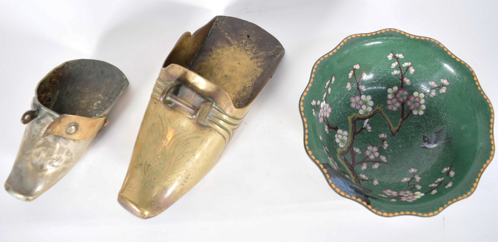 Diversas peças, sendo 2 sapatos de metal, bowl de cloisonné. - foto 3 de 6