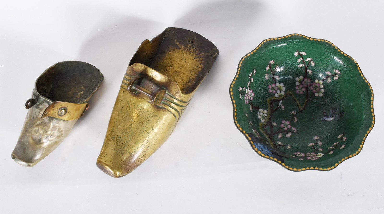 Diversas peças, sendo 2 sapatos de metal, bowl de cloisonné. - foto 4 de 6