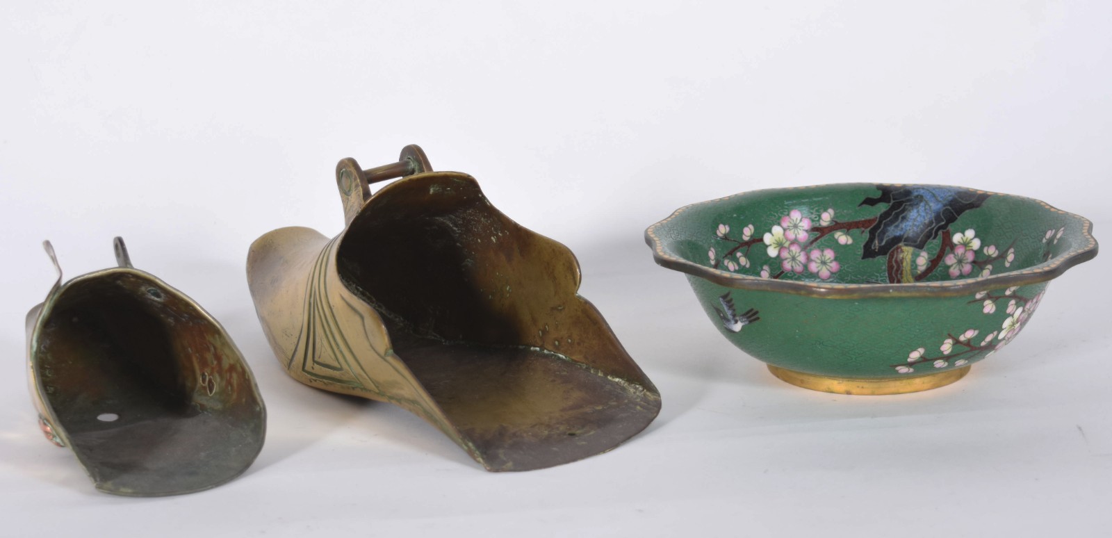 Diversas peças, sendo 2 sapatos de metal, bowl de cloisonné. - foto 5 de 6
