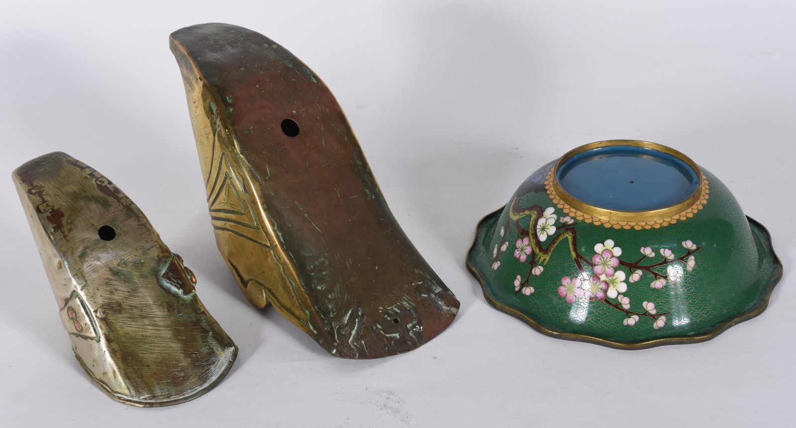 Diversas peças, sendo 2 sapatos de metal, bowl de cloisonné. - foto 6 de 6