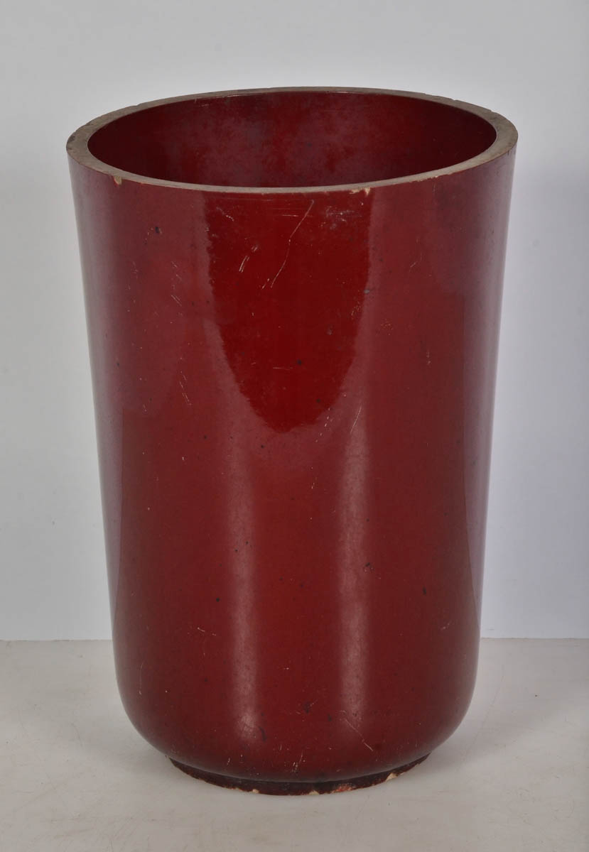 Vaso frances de porcelana de SÈVRES, na cor sangue de boi, marcado na...