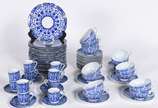 Pequeno serviço de chá e café de porcelana japo... - Pequeno serviço de chá e café de porcelana japonesa azul e branca, composto de: 15 xícaras de chá com pires, 11 xícaras de café com pires e 20 p...