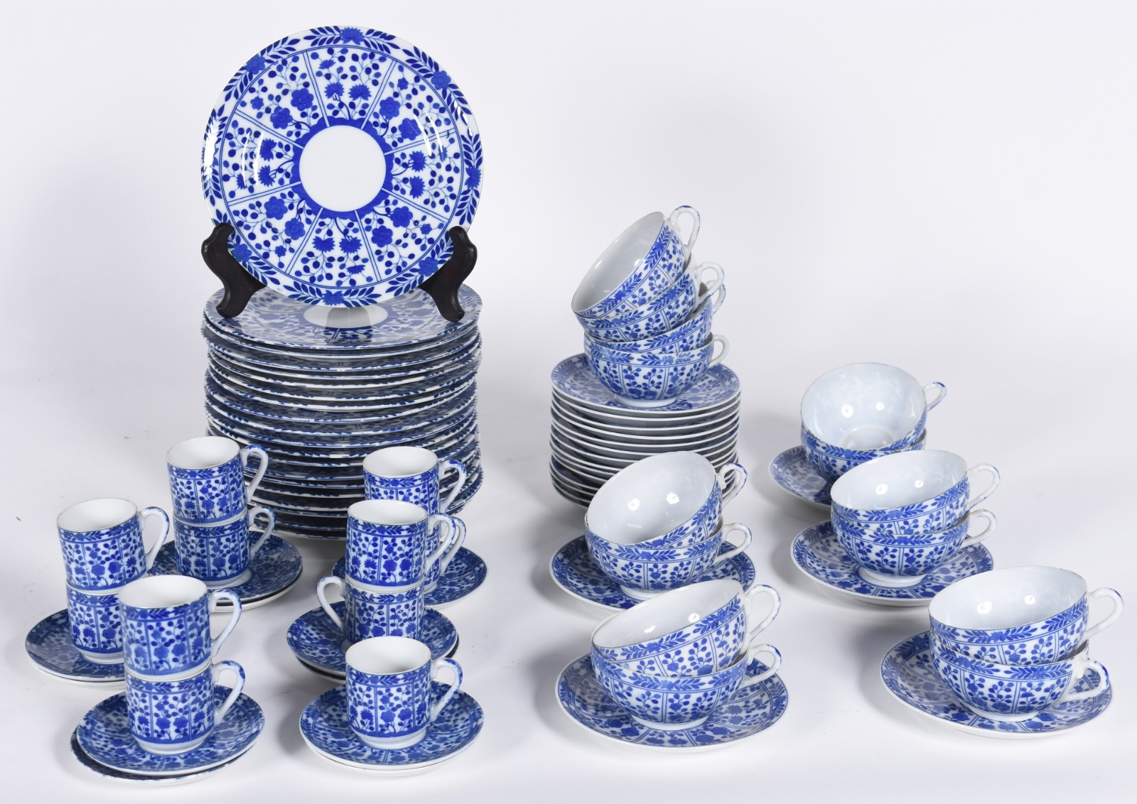 Pequeno serviço de chá e café de porcelana japonesa azul e branca... - foto 1 de 6