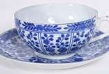 Pequeno serviço de chá e café de porcelana japo... - Pequeno serviço de chá e café de porcelana japonesa azul e branca, composto de: 15 xícaras de chá com pires, 11 xícaras de café com pires e 20 p...