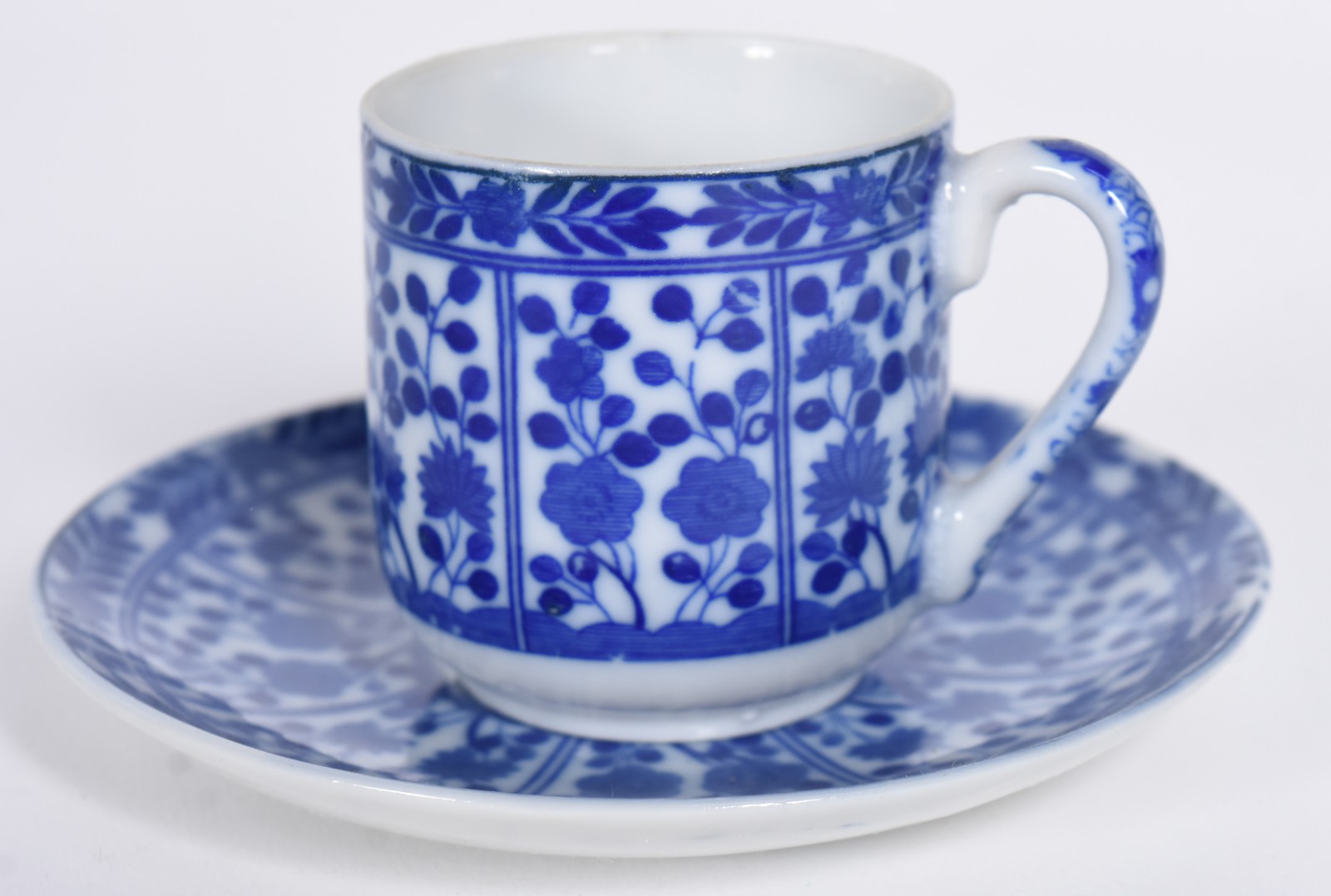 Pequeno serviço de chá e café de porcelana japonesa azul e branca... - foto 3 de 6