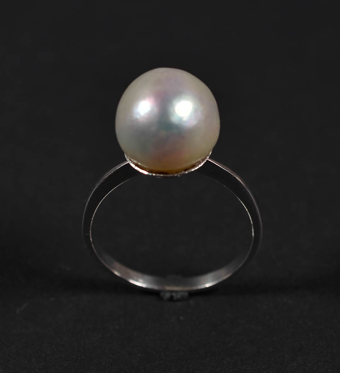 Anel de platina com pérolas de 11 mm. Peso total: 4,1 gr - aro 18,5.